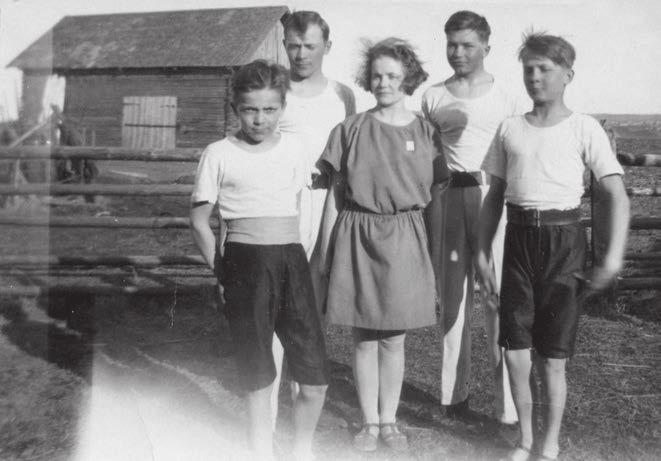 22 Antin Pietarin-matka vuonna 1915 ja muita muisteluksia Seuraava kirjoitus perustuu Antti Määttäsen nuorimman pojan Jukka Määttäsen kansatieteen opintoihin kuuluneeseen haastatteluun.