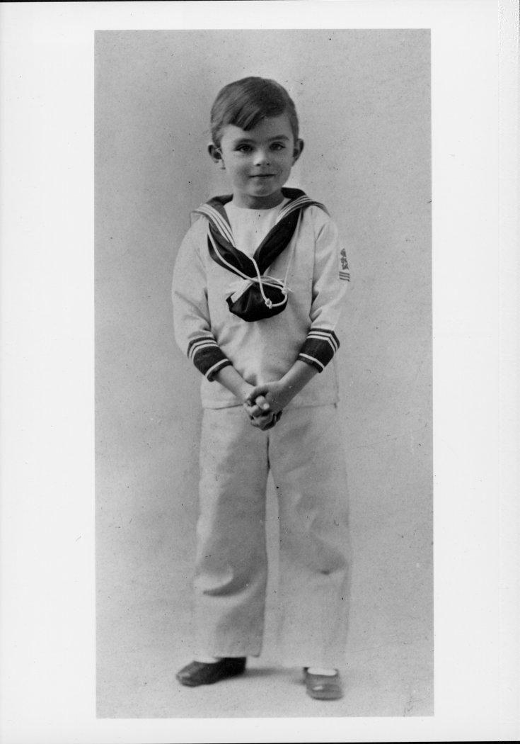 Lapsuus Alan Mathiason Turing syntyi 23. Kesäkuuta 1912 Lontoossa. Perhe kuului ylempään keskiluokkaan. Isä oli korkea virkamies Intian siirtomaahallinnossa.