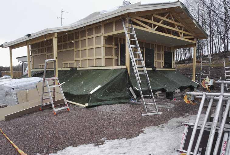 Rakennuksen runko saatiin pystyyn maaliskuussa. Lämmitysjärjestelmänä on vesi-ilmalämpöpumppu, joka lämmittää lattiat ja käyttöveden. Lämpö saatiin päälle toukokuussa.