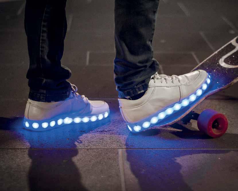 Pietsosähkö panee vauhtia Välkkytossuihin ja robottihyönteisiin Kun sopiva materiaali asetetaan mekaanisen paineen alaiseksi, se tuottaa sähköä.