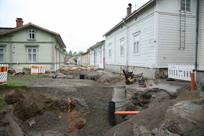 Itäkadun länsiprofiilissa katualueen ulkopuolella säilyneitä kulttuurikerroksia.