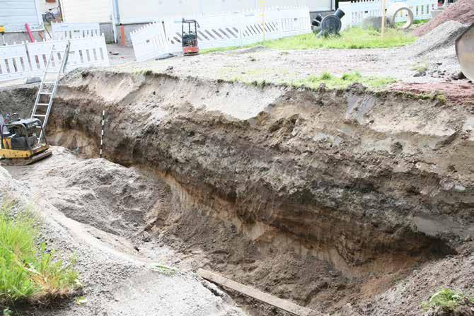 Pintamullan seassa kiviä ja betonin paloja. 17.6.2016. Lounaasta. J. Haarala.