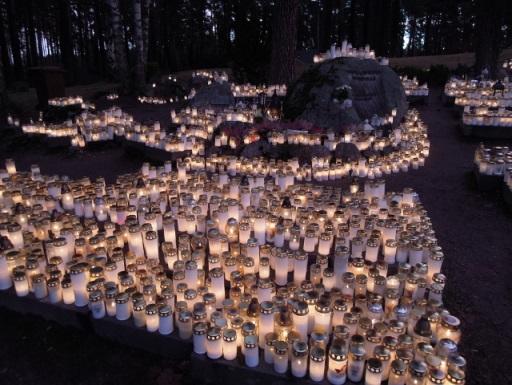 KAIKKIEN JÄRVENPÄÄLÄISTEN JA ERILAISTEN HAUTAUSTAPOJEN HAUTAUSMAA Järvenpään hautausmaalle on haudattu noin 8 500 vainajaa. Alkuvuosina haudattiin 50 60 vainajaa vuodessa.