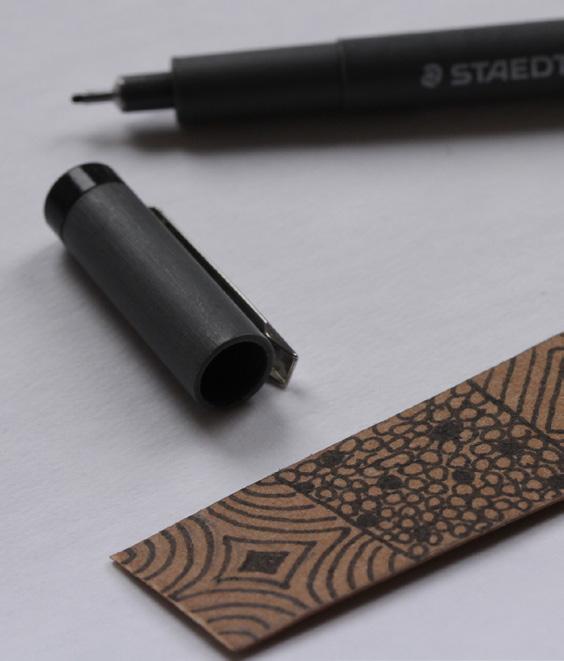 ) SnapPap paperia voidaan myös värjätä tai painaa transferfoliolla. Voit myös käyttää maalaamiseen ja piirtämiseen vedenkestäviä kyniä.