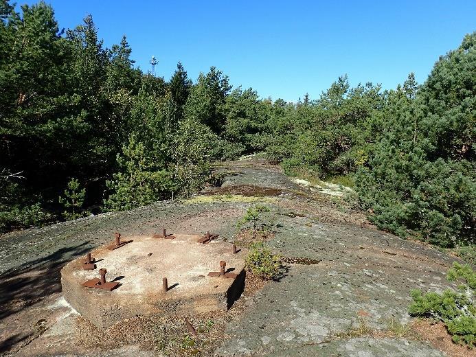 Pronssikauteen ajoittuva (raportin kohde nro 1) kiviröykkiö, joka sijaitsee saaren eteläosassa. Kohteelle määriteltiin muinaisjäännösrajaus inventoinnin yhteydessä.