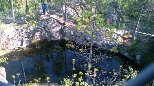 Kuva 3. Suomen suurin hiidenkirnu Juomapata Sallan Aholanvaarassa on halkaisijaltaan 15,5 metriä. Kuva: Laura S. Lauri Figure 3.