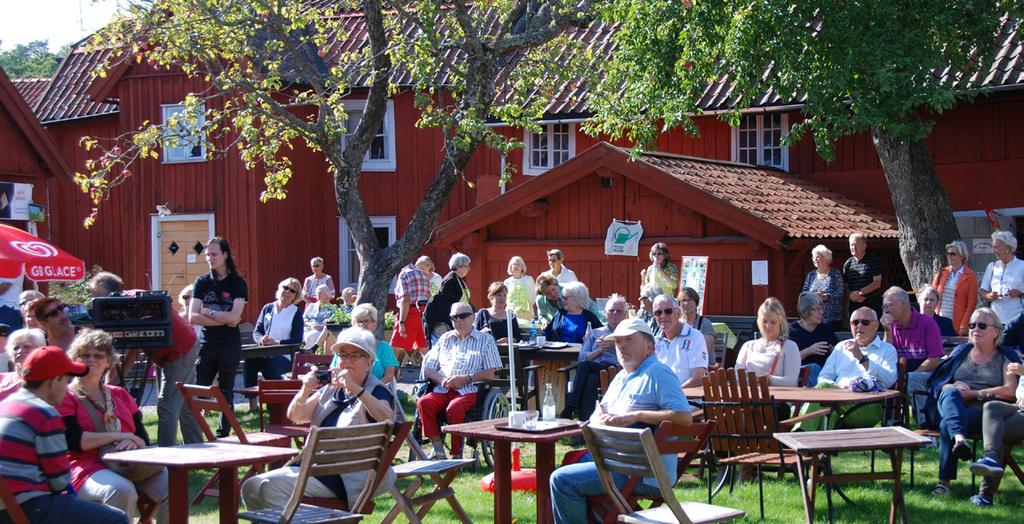 Kulttuuritapahtumia suomeksi Kunta järjestää jatkuvaa toimintaa ja tapahtumia suomen kielellä. Kirjastossa on saatavana lehtiä ja kirjallisuutta suomeksi.