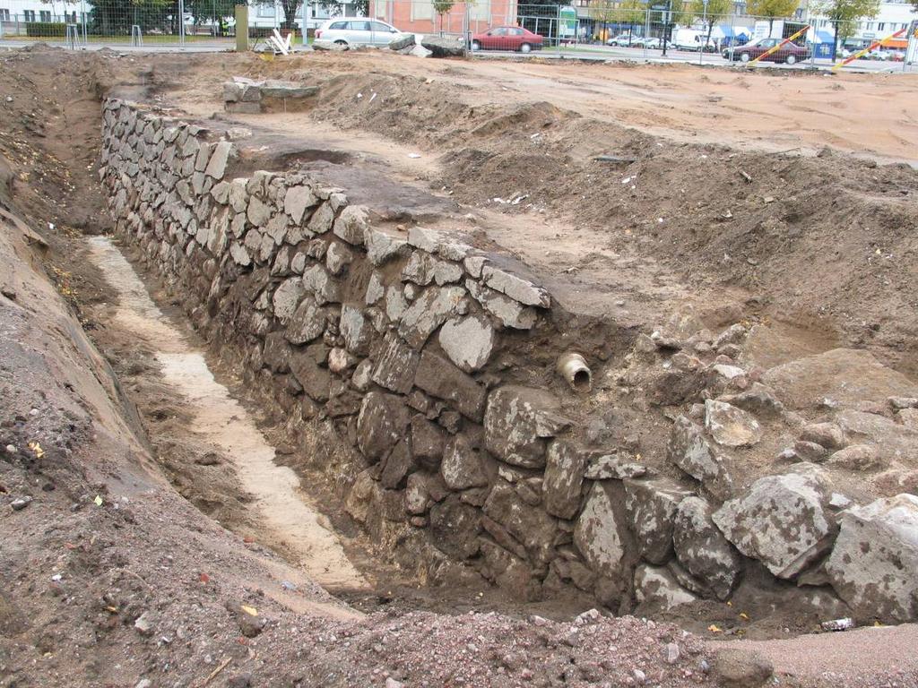 5. Kaivaushavainnot Helsingin bastionia kaivettiin Aholaisenkulman tontilla esille n. 26 m matkalta. Syvyyssuunnassa eskarppimuuria (R102) saatiin esille n. 3 m korkeudelta.