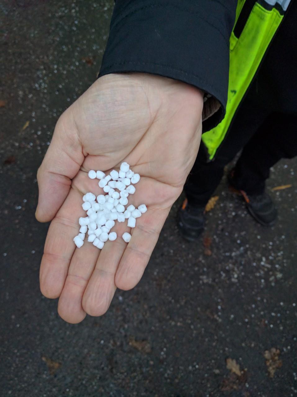 Bitumikermi valmistetaan runkoaineen ympärille. Tämä runkoaine voi olla lasikuitua, mutta nykyään yleisemmin polyesteriä (kuva 4, s. 7.). Polyesteri on materiaalina hyvin kestävää.