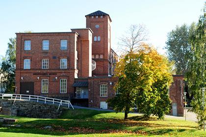 29 Kuva 17. Myllysaaren museon päärakennus, jonka kattosaneerauksen AL- Katot suoritti (Valkeakosken kaupunki n.d.). Ennen museotoiminnan aloittamista rakennus toimi useamman yrityksen tehtaana.