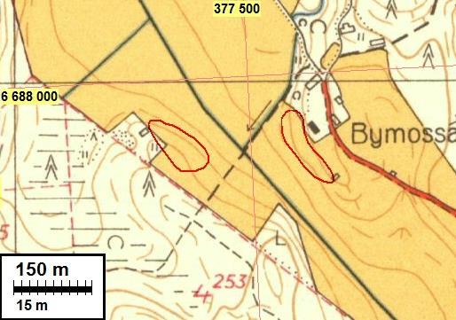 allasalue 2 (oikea). Punaisella muinaisjäännösrekisterin mukainen muinaisjäännösrajaus, ilmakuvissa sinipunaisella vuoden 1982 inventoinnin löytöalue.