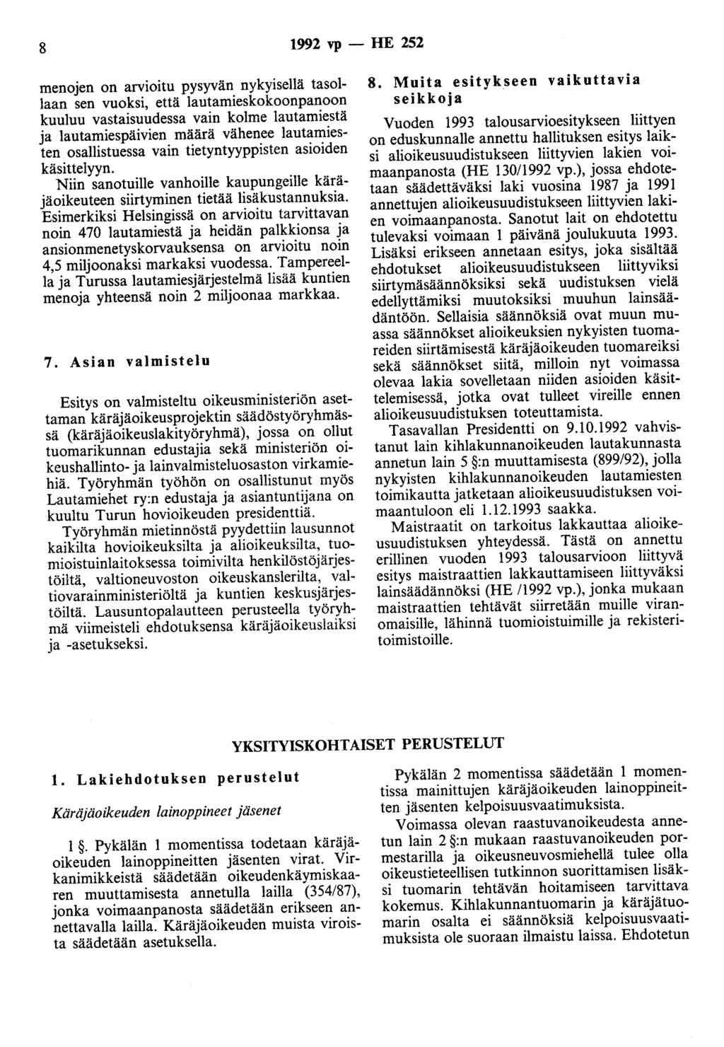 8 1992 vp - HE 252 menojen on arvioitu pysyvän nykyisellä tasol Iaan sen vuoksi, että lautamieskokoonpanoon kuuluu vastaisuudessa vain kolme lautamiestä ja lautamiespäivien määrä vähenee lautamiesten