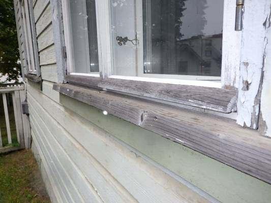 aiheuttaa ylimääräistä kosteusrasitusta ikkunan alapuolisille puurakenteille. Ko.