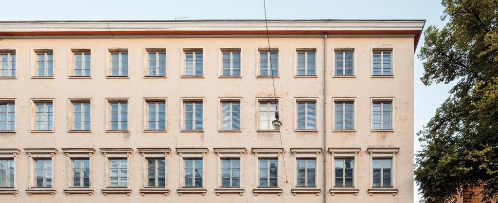 LIISANKATU 8A Rakennus valmistui alun perin upseeriklubiksi ja kansliarakennukseksi vuonna 1885. Sen on suunnitellut arkkitehti Evert E. Lagerspetz.