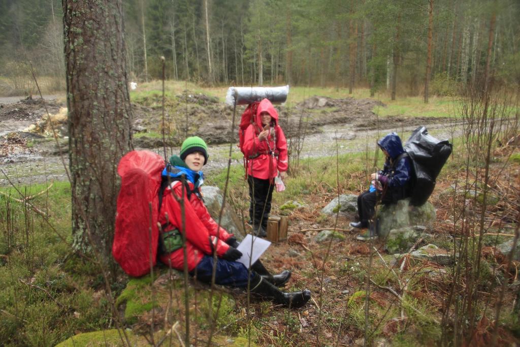 Kuravarusteet: housut, takki sekä kumisaappaat. Kuravaatteiden tulee olla SATEENPITÄVIÄ, ei tuulen ja tihkun pitäviä. Softsell ei riitä.