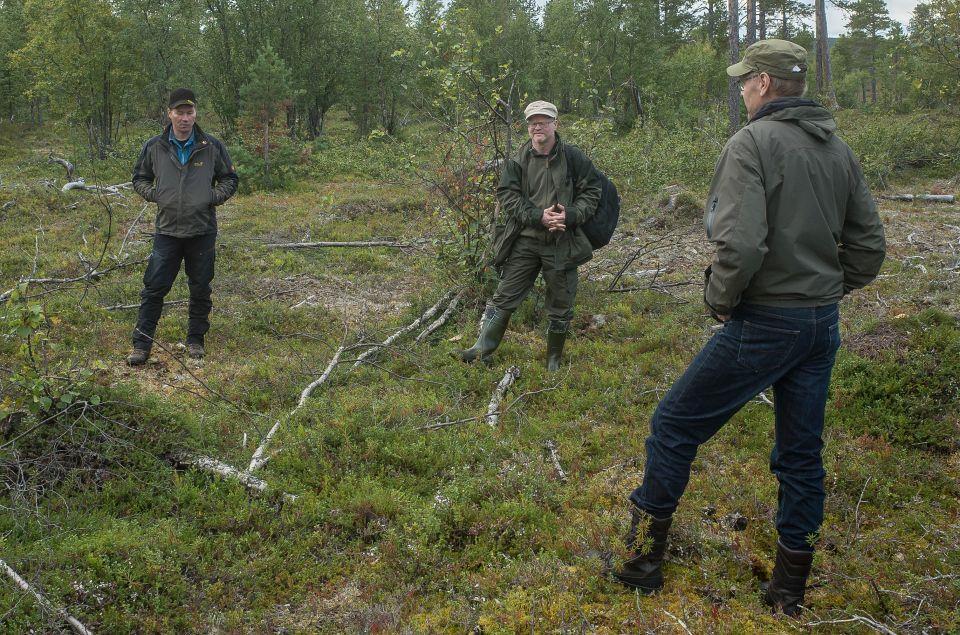 Kuva 5. Muddusjärven paliskunnan poroisäntä Osmo Seurujärvi, Lauri Karvonen (Metsähallitus) ja Jouko Kumpula (Luke) syventyneinä keskusteluun.