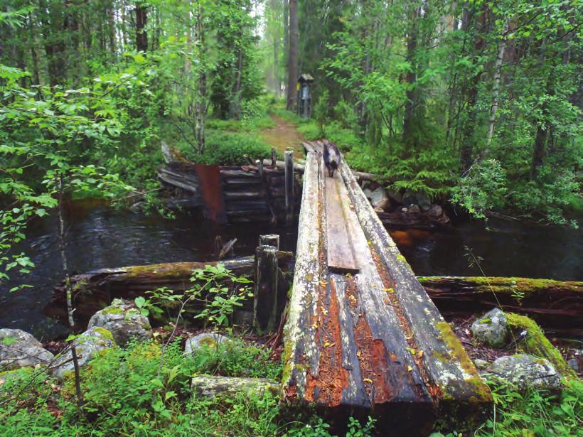 Yllä: Pikku Tolosenvirran pohjoisempi uittopato, jonka yli kulkee