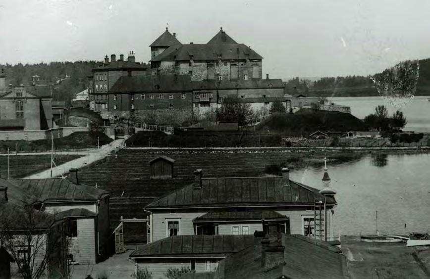 Kuvassa Hämeen linna vuonna 1914. Kuva otettu lyseon katolta. (HKHM Rytkönen) viemäröinnin ja jätehuollon vuoksi usein pilaantunutta.