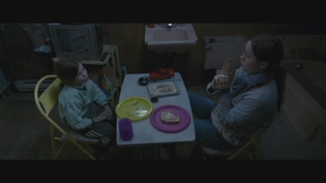 6 1.2 Aineiston esittely Tutkimuskohteenani on Emma Donoghuen romaani Room (2010), jonka rinnalla käytän vertailuaineistona samannimistä elokuvasovitusta Room vuodelta 2015.