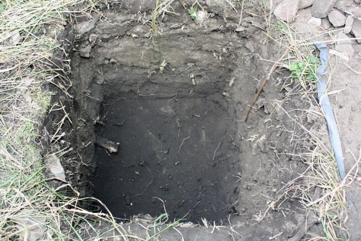 Koekuopassa nro 6 likamaakerros oli 20-35 cm paksu, tummanharmaa, hieman nokinen ja melko selkeästi erottuva verrattuna sen päällä olevaan multakerrokseen.