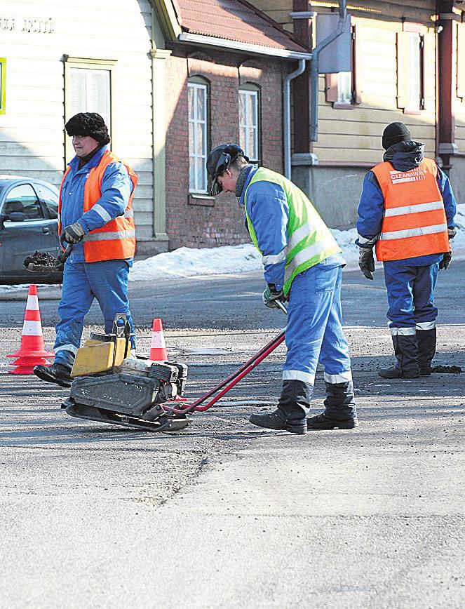 Ilm on hirmus palav, aga rikkamal poolakal on seljas paks kasukas. «Miks sa palaval ajal sellist paksu vammust kannad?» küsib vaene poolakas teiselt irooniaga. «See pole sinu, näljaroti, asi!