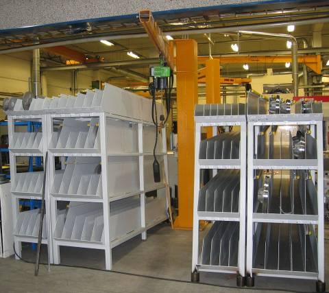 TAMPEREEN AMMATTIKORKEAKOULU TUTKINTOTYÖ 20(40) Satateräs- kääntöpuominostin Valmistaja Ulottuvuus Nostokyky Satateräs 3 m 250 kg Kuva 10 Satateräs- kääntöpuominostin ja läpivirtaushyllyt