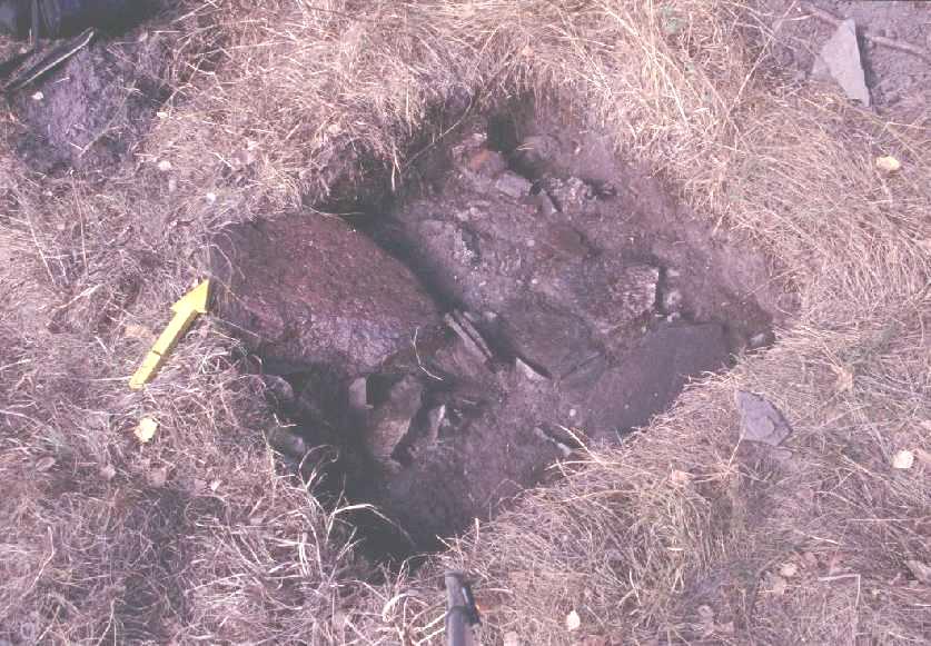 29 Koekuoppa II (1 m²) Koekuoppa II avattiin rakennus G9:n keskiosaan. Päämääränä oli saada tietoa rakenteista, kulttuurikerroksen paksuudesta ja ajoituksesta.