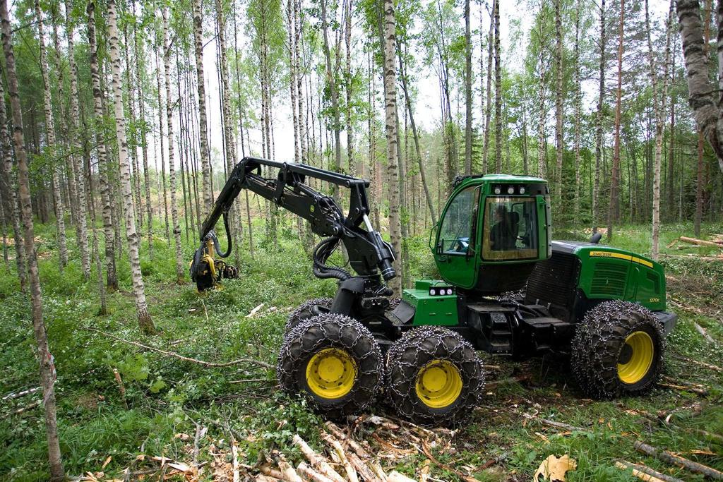 12 4 KONEMALLISTO Yleistä John Deeren E-sarjan harvestereiden täysin uusittu ohjaamo sekä Timbermatic mittaus- ja automaatiojärjestelmä tarjoavat työympäristön, jossa kuljettaja