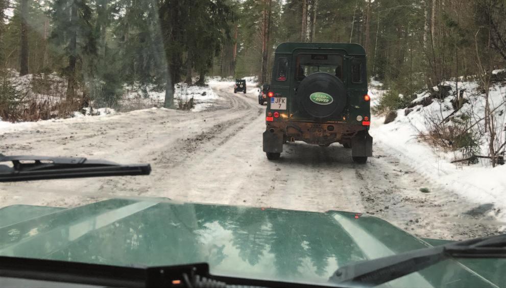 ajettavia: Defender, Hilux ja Transporter). Ajoneuvoille opeteltiin tekemään lähtötarkastukset sekä tutustuttiin itse ajoneuvoihin. Lounaan jälkeen vaihdettiin ryhmien paikkaa.