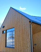 Norja 1 Norjassa kokonaisvaltainen tarkastelu Energiatehokkuus on vain yksi osa kokonaispäästöjen vähentämisessä Arkkitehtuuri viestii vihreistä arvoista (materiaalit, muotokieli, aurinkopaneelit)