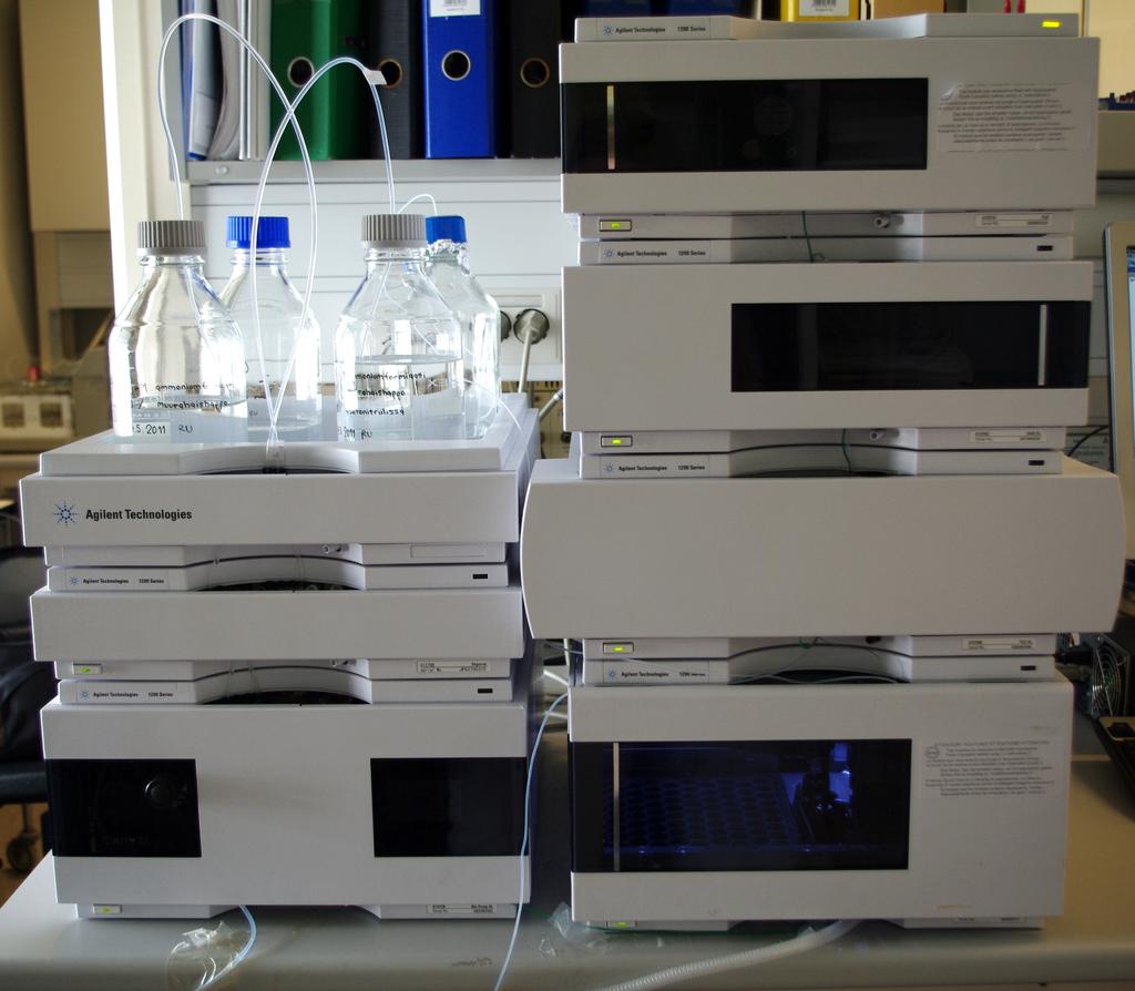 12 2.3 Nestekromatografia Lääkeaineiden saamiseksi erilleen toisistaan käytettiin nestekromatografiaa.