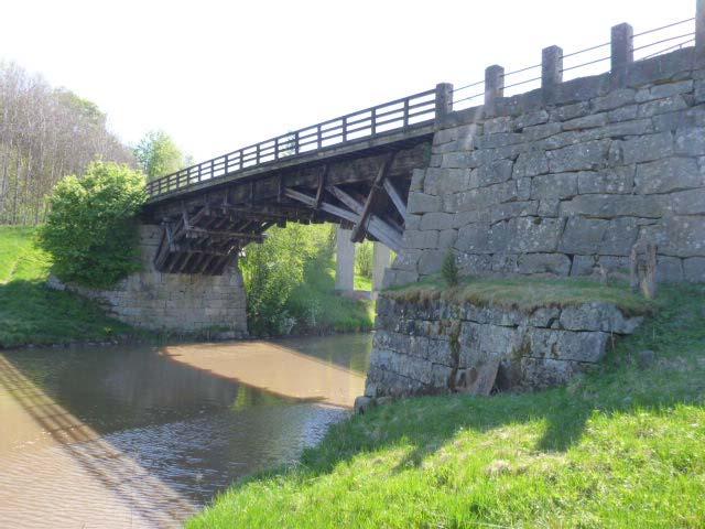 10 2.3.2 Sillan rakentaminen ja rakenne Halikon vanhan sillan piirustukset laati August Ahlberg ja silta rakennettiin vuosina 1865 1866. Rakentamiseen oli osallistunut koko pitäjän väki.