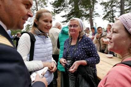 emme ei-ortodokseina paljon ymmärtäneetkään. Juhlassa tapasimme myös Sasha-kapteenin vaimoineen, joidenka kanssa äitini ehti tutustua lukuisilla Karjalan ja Konevitsan matkoillaan.