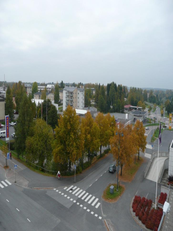 Kaavaselostus EHDOTUSVAIHE, tontit 13 ja 14 5 Kuva 2. Alueen puustoa. Rakennettu ympäristö: Väestö, palvelut ja työpaikat Alueella on kerrostaloasuntoja.