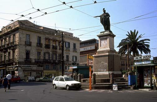 Sardinian pääkaupunki Cagliari on etelärannalla, Castelsardo taas pohjoisrannikolla.