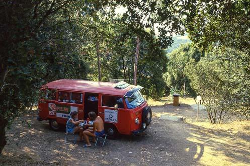 Lounas Porto Conten maisemissa Sardiniassa ja aamiainen Sarrola-Carcopinon Camping Caravaning La Sulanassa Korsikalla.