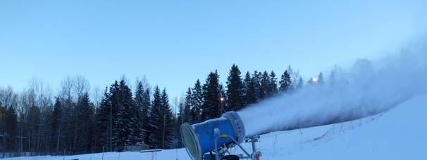 Kuva 2. Vuoden 2016 mittauksen aikana rinteen yläosassa ollut puhallinlumitykki (kuva 5.1.2017).