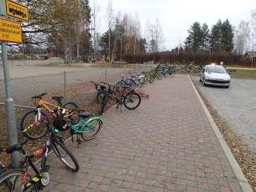 Koulujen liikennejärjestelyt Koulujen sisäisten liikennejärjestelyiden järjestelmällinen tarkistaminen ja tarvittaessa suunnittelu seuraavin periaattein: Koulujen välituntipiha on eroteltu kaikesta