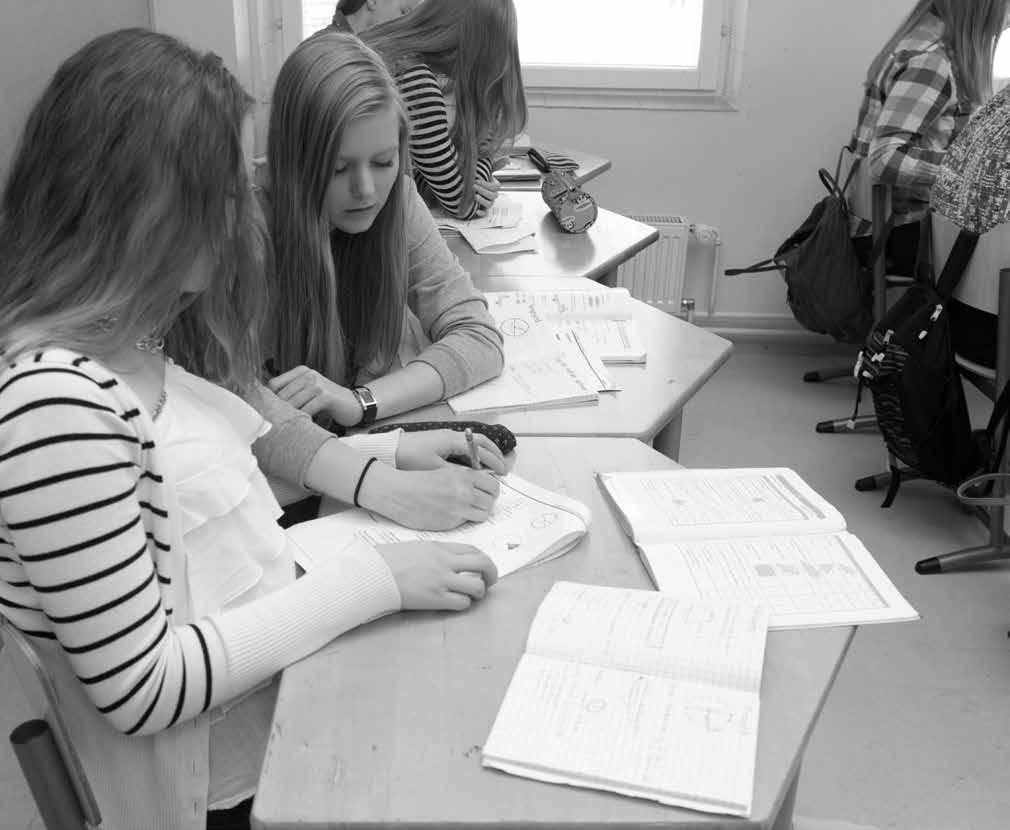 Miksi tytöt pärjäävät heikommin matematiikassa ja mitä siitä seuraa? Sukupuolten väliset erot matemaattisessa osaamisessa kaventavat naisten jatko-opintomahdollisuuksia.