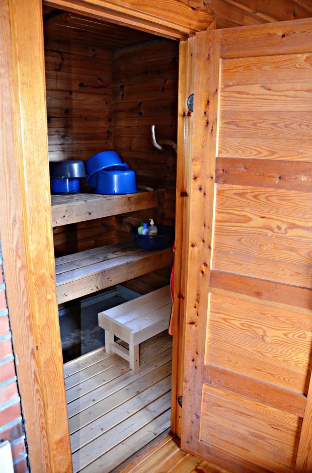 Saunomisen jälkeen tuuleta sauna avaamalla saunan ikkuna. UIMINEN Veneen vieressä on tasaisesti syvenevä hiekkaranta.