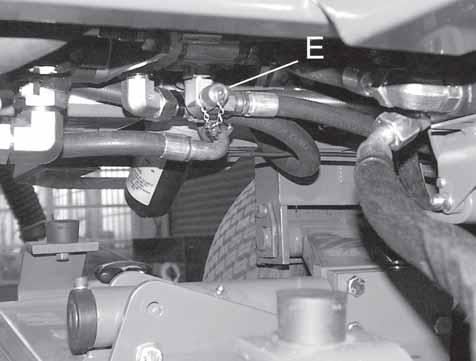 Hydraulinen yksittäiskäyttömoottori voidaan poistaa leikkuuyksiköstä irrottamalla moottorin laakerikoteloon kiinnittävät kaksi ruuvia ja tiivistysrengasta.