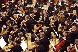 I VARSINAINEN TOIMINTA I.1 Konserttitoiminta Kaupunginorkesteri soittaa vuosittain 100 000 kuulijalle keskimäärin 80 konsertissa.