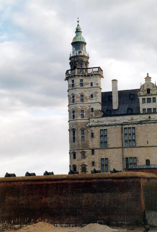Kronborgin linnna, jonka yksi torni toimii majakkana. Majakkaan ei todennäköisesti pääse.