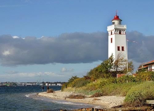 kolme tuntia? Suosittelen jättämään väliin majakkalaivan Esbjergin satamassa ja Sæddingstrand-majakan ja ajamaan suoraan Blåvandshukmajakalle, jota ei kannata jättää väliin.