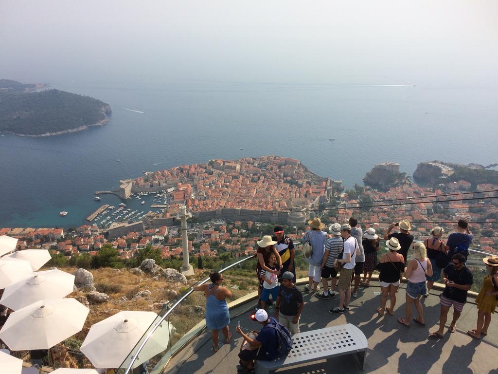Näimme Dubrovnikin vanhan kaupungin näköalapaikalta Dubrovnikin asukkaat lainaavat mielellään sanontaa : «Jos haluat nähdä taivaan maan päällä, tule Dubrovnikiin»