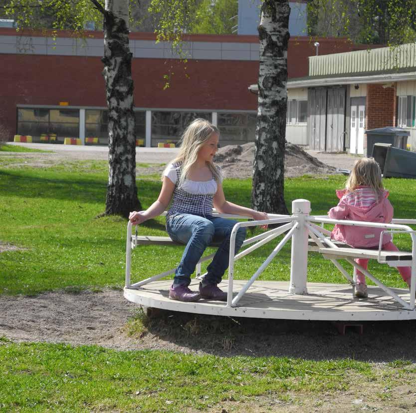 TUNNELMIA JA TUOKSUJA Lapsille on tärkeää uiminen, leikkiminen ja syöminen.