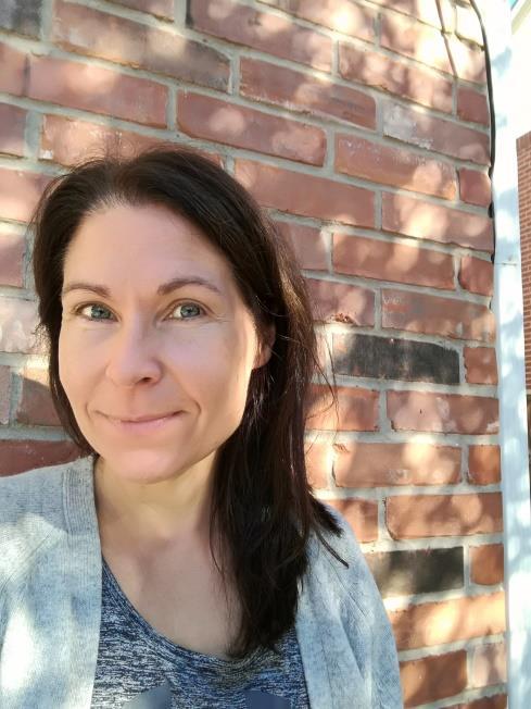 Vapaaehtoistöiden ohella hän toimii Mary Kay kosmetiikka edustajana, eli hänen kauttaan löytyvät laadukkaat ihonhoitoja meikki tuotteet niin arkeen kuin juhlaan.