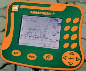 Älykäs Älykäs AMATRON + Ohjaamon hallintajärjestelmä. AMATRON + -ohjausyksikkö mahdollistaa halutun ruiskutusmäärän täysautomaattisen säädön (l/ha).