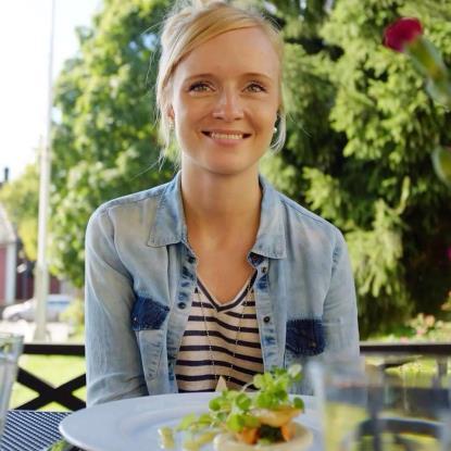 Jonna Saarinen PALVELUMUOTOILIJA Jonna on erikoistunut palveluiden suunnitteluun, mittaamiseen ja optimointiin.