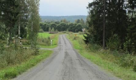 Pohjoispäässä raittinäkymä osuu rautatietä reunustavaan komeaan salavakujaan (valokuva) ja etelässä tie sukeltaa matalalle sillalle Töysänjoen lehtomaiseen laaksoon.